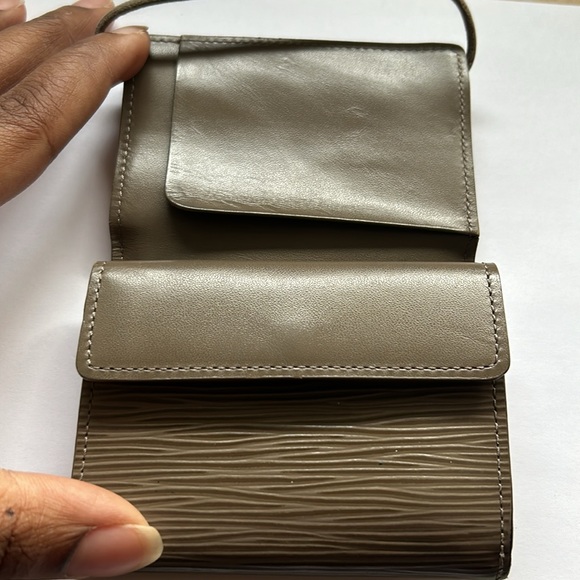 Louis Vuitton Epi Wallet EUC - Picture 9 of 9